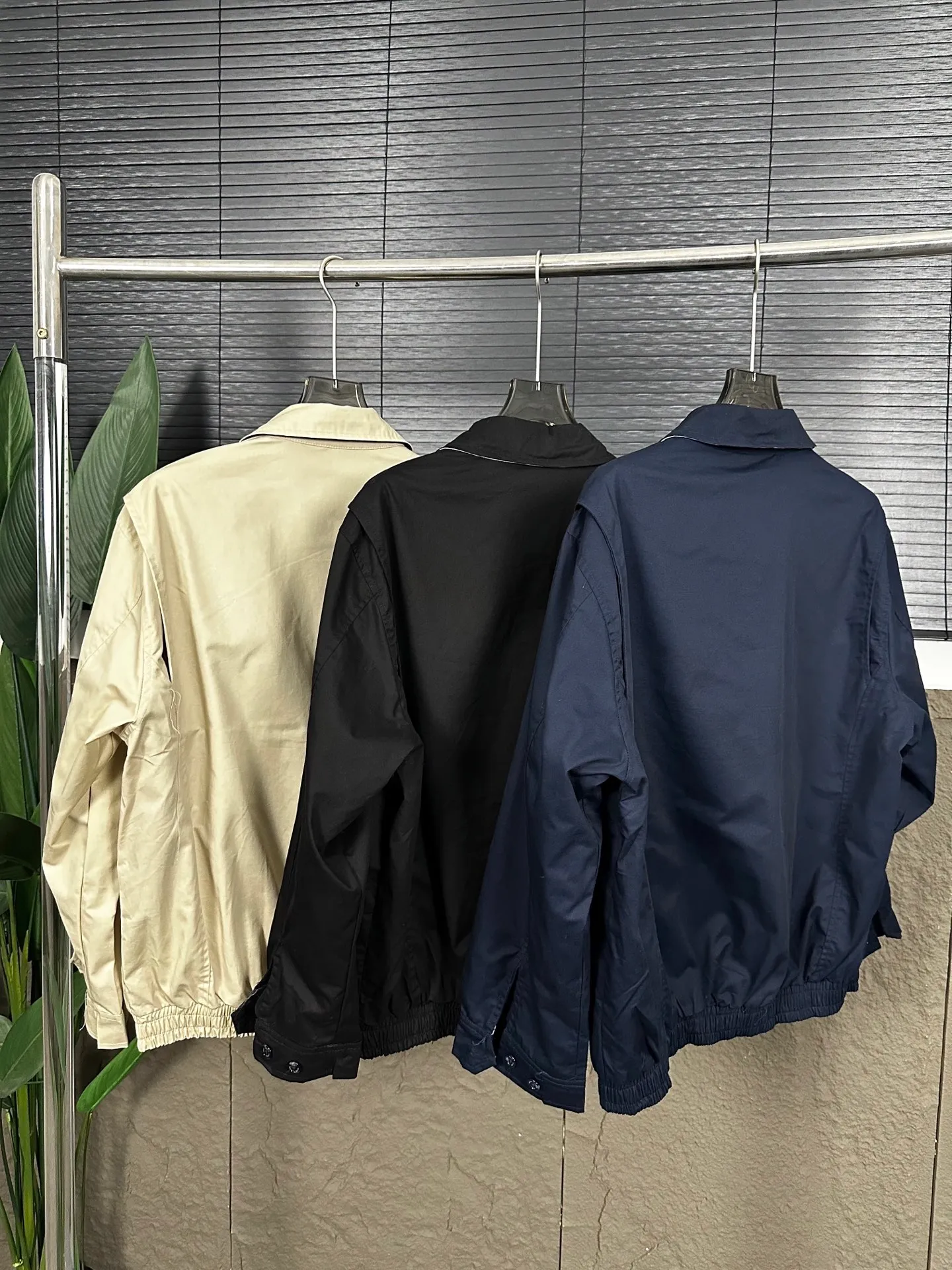 P270 Ralph Lauren/Ralph Lauren classic unisex veteran zipper jacket style number: DJ1897 Recommended by many fashion bloggers, the Harrington jacket's lapel zipper windproof design perfectly blends casual style with street trend elements, making it very suitable for neutral wear. The fabric texture of the jacket is excellent and comfortable to wear. It is a very versatile and trendy jacket. Original development, 100% pure cotton fabric, exquisite embroidery, evergreen style for all seasons, feel free to buy it, retro will never go out of style!  Color: Khaki Navy Black Size: M-XXL M L